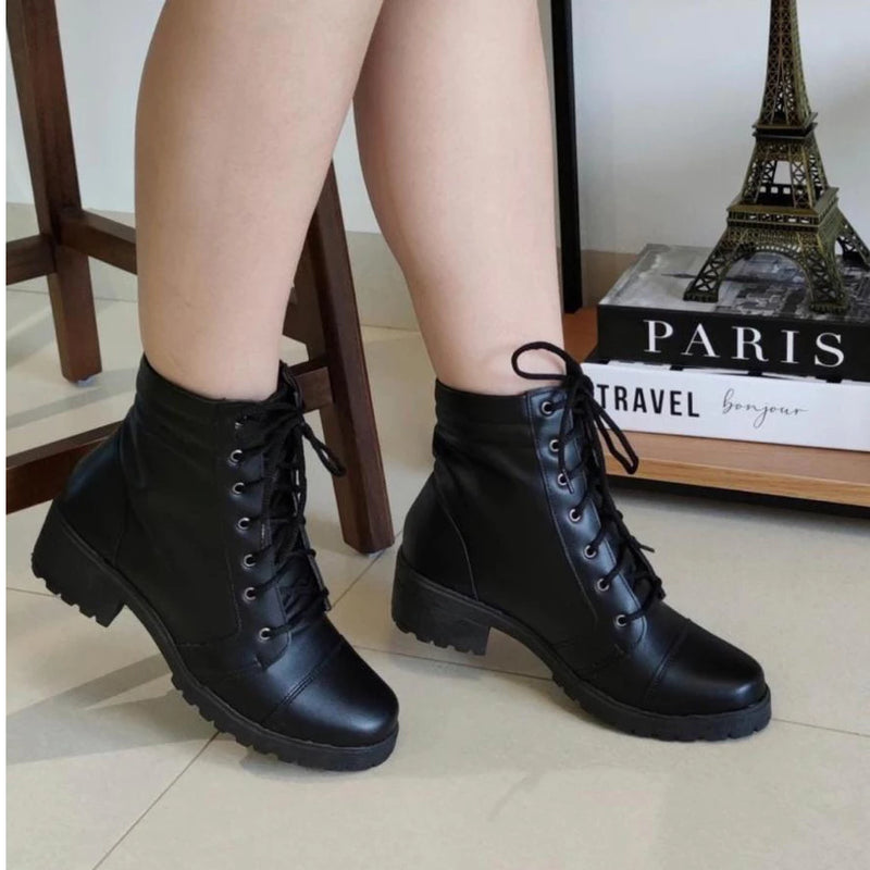 Bota Preta Feminina Botinha Coturno Salto Baixo Cano Curto Tratorada