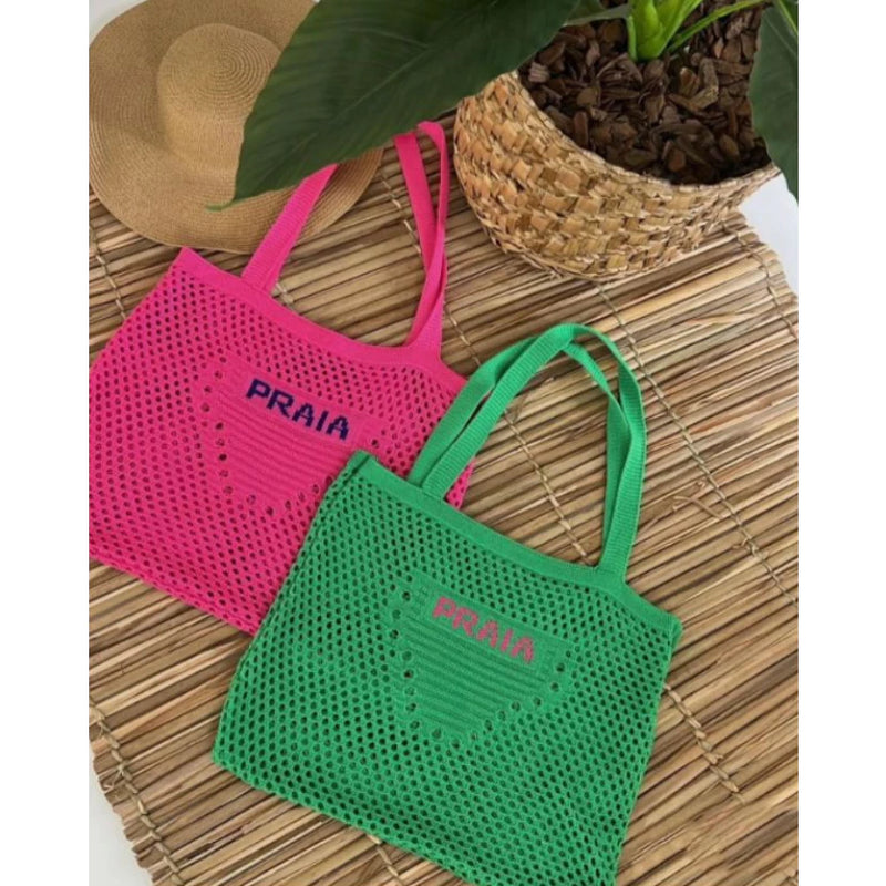 Bolsa de praia delicada em tricot com escrita bordada