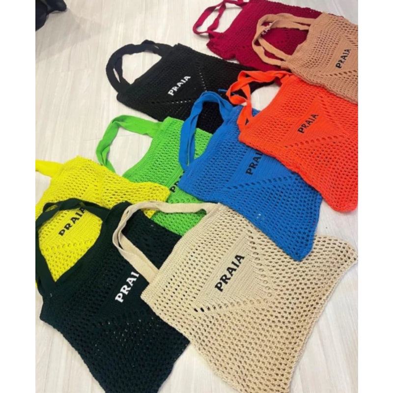 Bolsa de praia delicada em tricot com escrita bordada