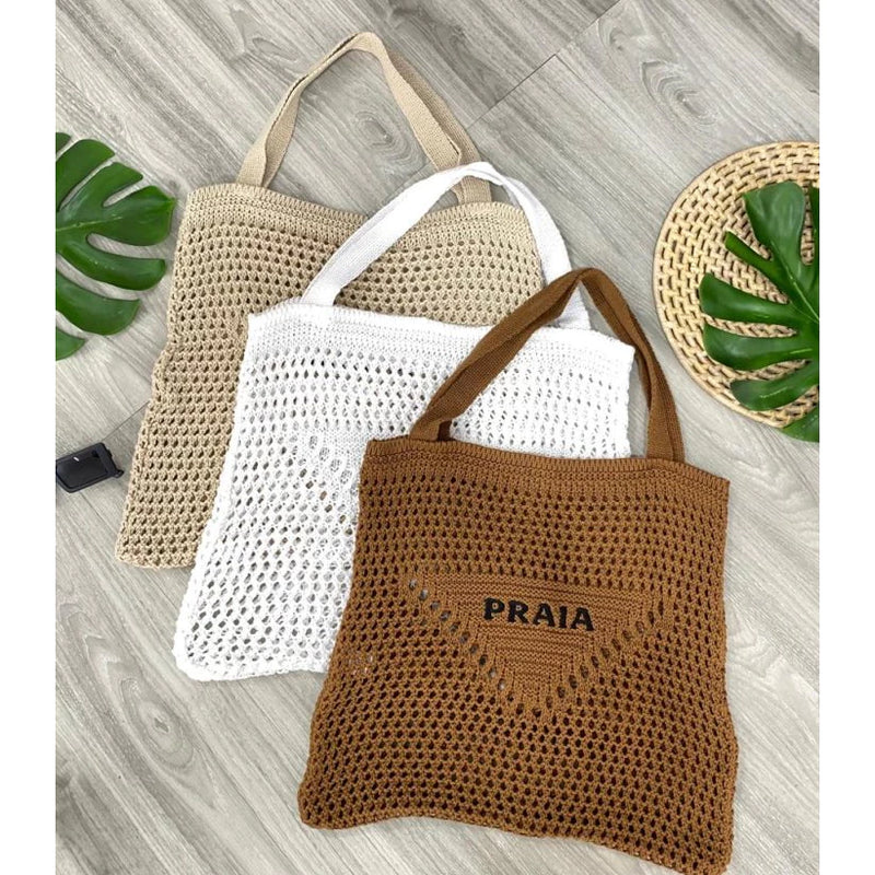 Bolsa de praia delicada em tricot com escrita bordada
